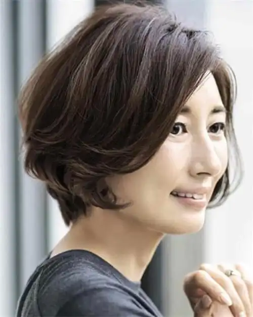 给40岁以上女人的发型建议:色浅,卷大,齐肩!