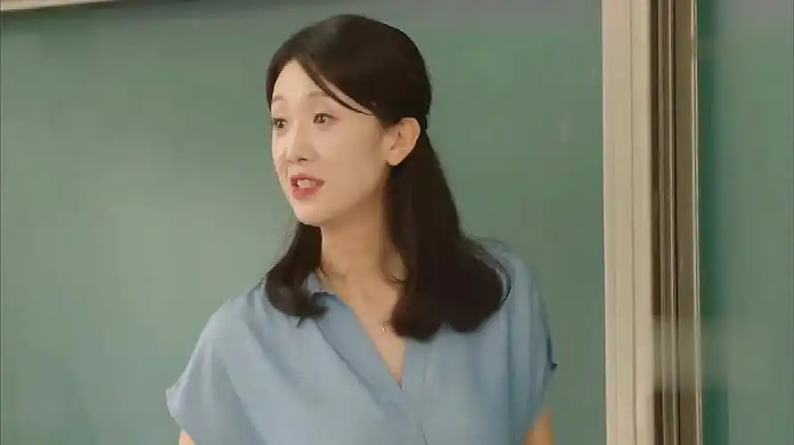 夏至未至:同样都是迟到,美女老师却区别对待,有点过分了吧!