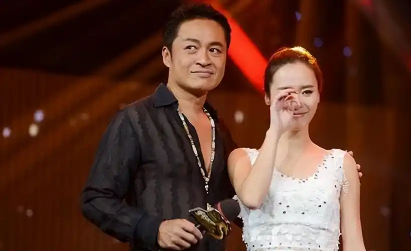 因为马景涛年龄要大一些,所以在同剧组里,对吴佳尼很是照顾,吴佳尼也