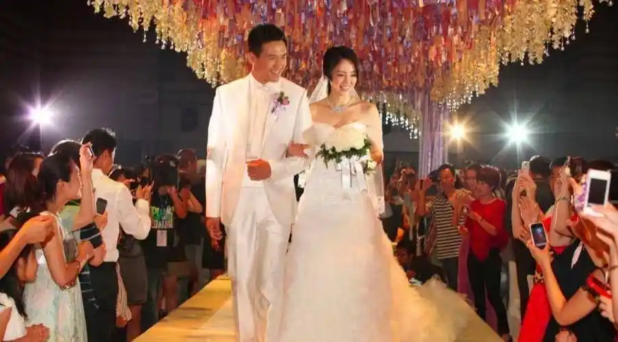 高云翔和董璇婚礼婚后,董璇逐渐减少了戏约,把重心放到家庭上来,2016