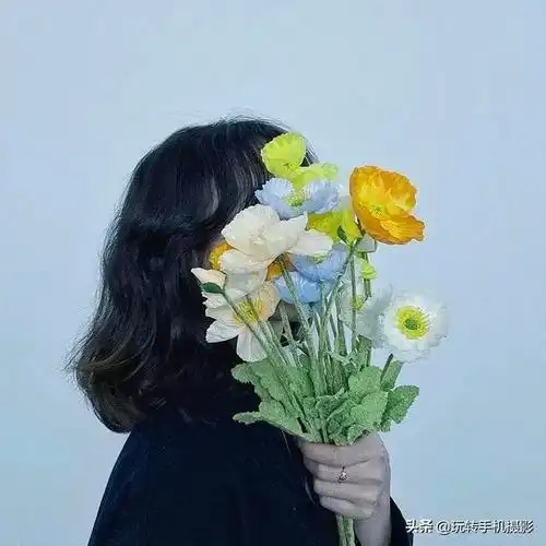 就能得到模糊虚化的花影来挡脸~这种创意不露脸头像也会让人眼前一亮