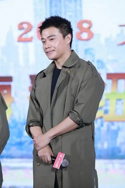 陈思诚发福好严重直接胖成娃娃脸但是穿黑色大衣还挺有型