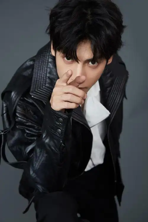 罗云熙曝光黑色皮衣写真 新剧《掮客》即将开拍