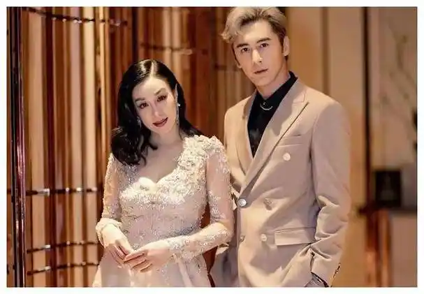 原创钟丽缇生下第四胎51岁的她和12岁老公幸福满满哪来的勇气