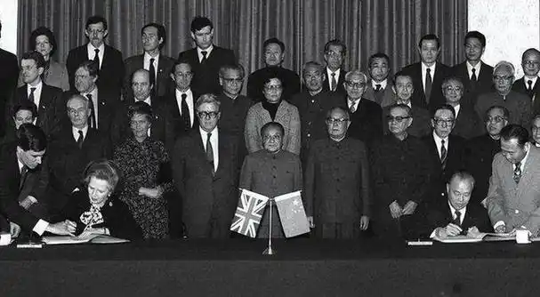 1997年香港回归场景:彭定康仰天含泪,"港督"女儿哭得难以自拔