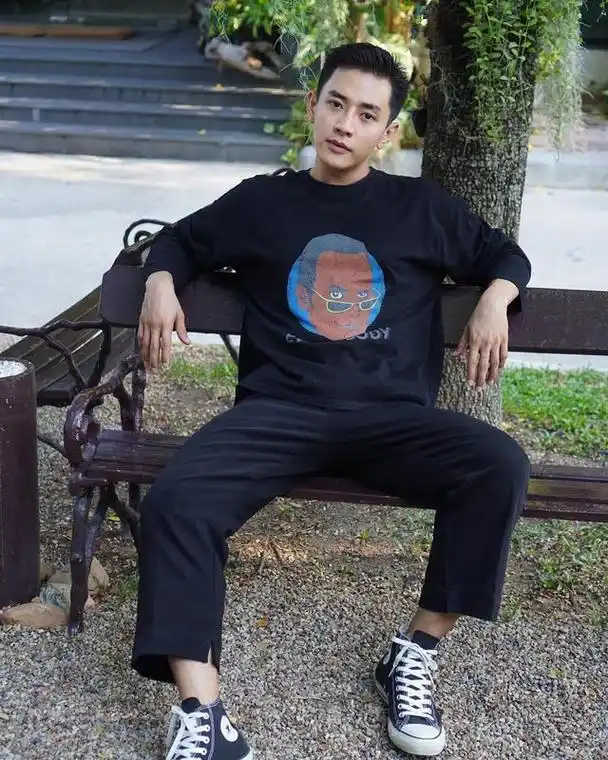 组图:留着寸发的英俊小奶狗,阳光帅气有活力,90后男生很有型!