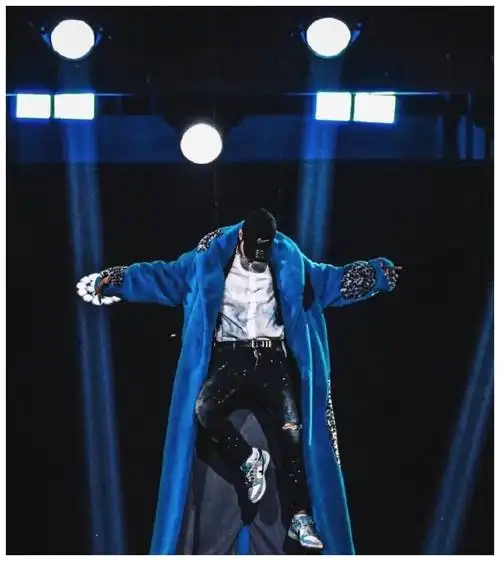 王一博身穿tike孤品,官方秒认领,吊威亚出场霸气难当