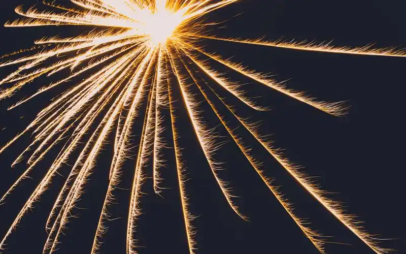 壁纸 烟花,火花,黑色的背景 3840x2160 uhd 4k 高清壁纸, 图片, 照片