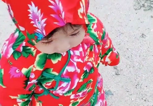 最小翠花宝宝穿花棉袄走红有种冷叫奶奶觉得你冷