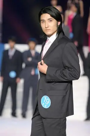 辽宁赛区男模亚军曲亮潇洒风衣亮相2月26日晚在大连广播电视中心1500