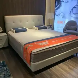 喜临门全实木松木牛皮简约现代实木结构主卧双人大床1.8米真皮床