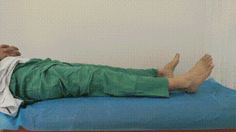 踝泵训练平卧位,在膝关节下方压毛巾或者枕头,抬起小腿,每次抬腿6秒