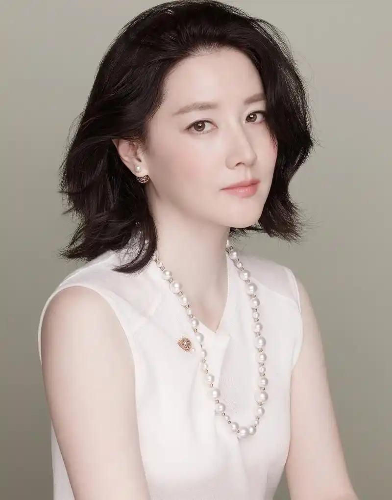 47岁的氧气美女李英爱近照