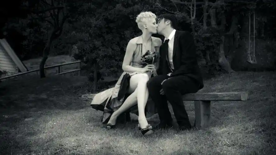 浪漫的吻吻情侣