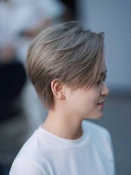 女发别乱剪,最值得尝试还是层次短发,动感还时尚