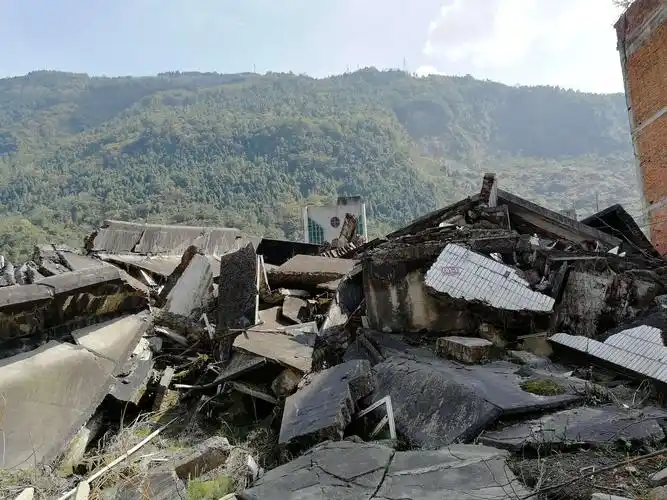 12"特大地震遇难同胞一一参观全国爱国主义教育基地北川老县城