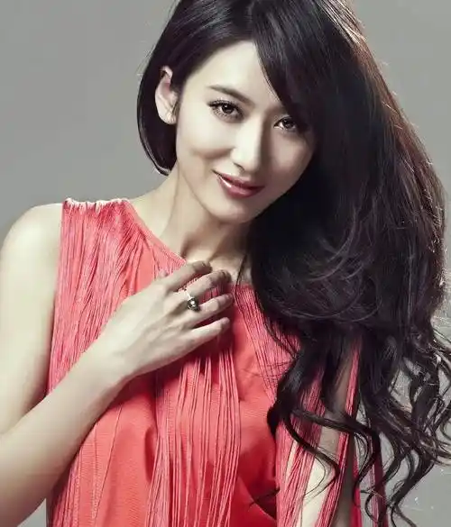 原创郭珍霓淡出荧屏4年和唐嫣曾是大学室友38岁近照美貌依旧