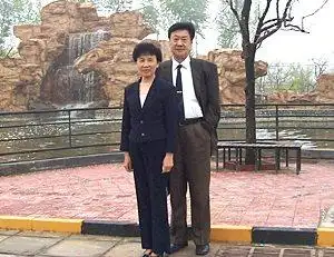 载人航天工程总设计师王永志(中)与"神舟"五号载人飞船总指挥袁家军,"