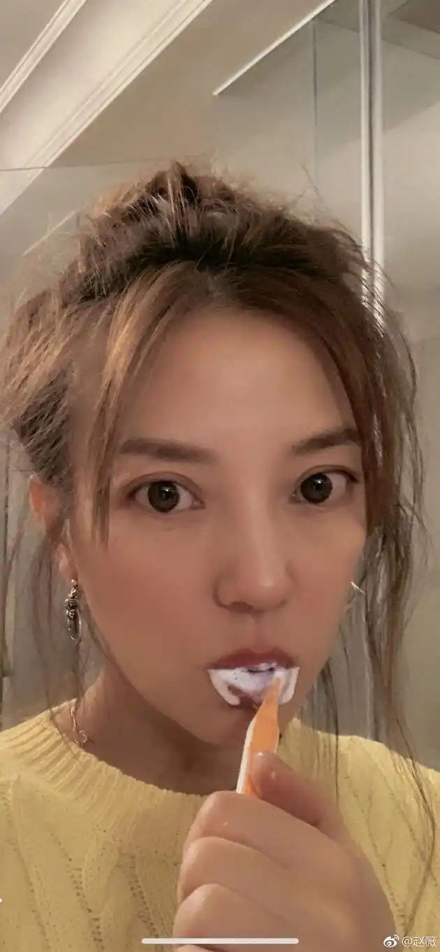 赵薇深夜起床刷牙晒自拍 送迟到冬至祝福看懵网友(组图)