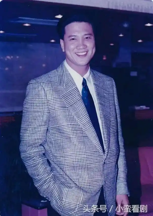 香港演员万梓良年轻时英俊帅气,脸方眉浓,头大发乌,墨镜一戴, - 抖音