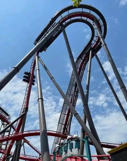 深圳欢乐谷过山车事故:伤者痛哭,医护人员紧急救治,呼吁加强安全措施