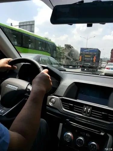 因为新手所以我开车,我老婆说我像很紧张,两只手一只抓着方向盘