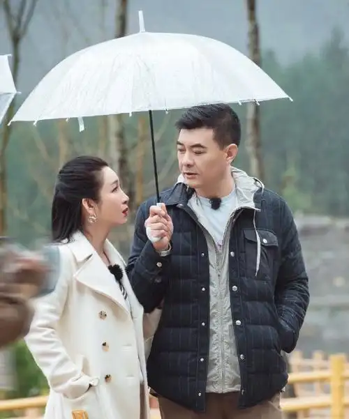 秦海璐晒与王新军背影照##秦海璐晒照为自己庆生