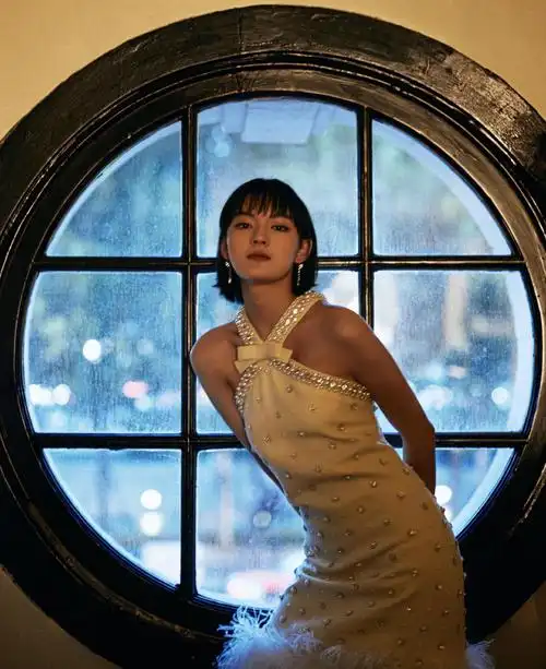 传将与易烊千玺搭档,小花旦文淇发看秀新造型,挂脖裙亮钻闪耀