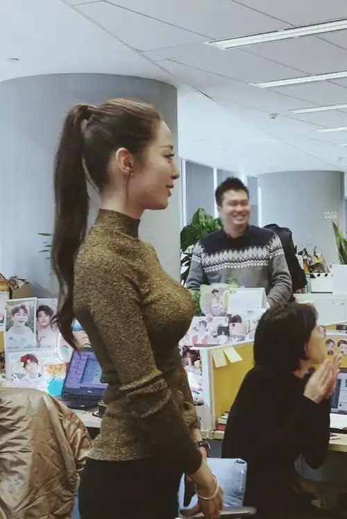 吉娜腰细得太不真实!修身针织衫巴掌腰穿不满,生图身材比例绝美