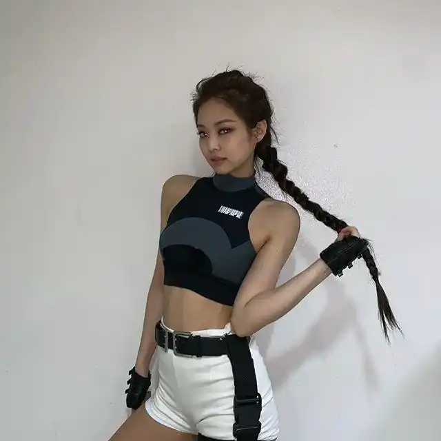 组图:jennie舞台中途上衣崩开差点走光 尴尬捂胸口左右晃