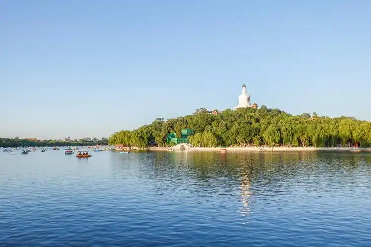 北京北海公园地标建筑白塔