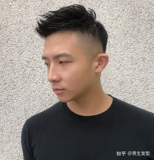 look2:上翘飞机头发型 两边剃光