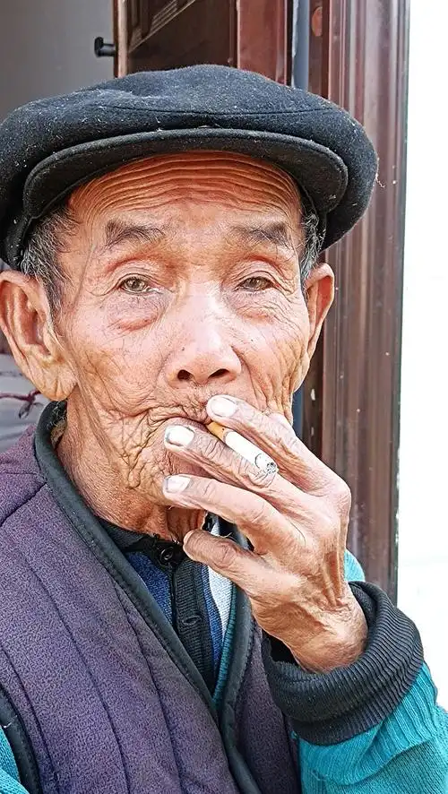 云南傣族耄耋老人满面刻画岁月沧桑