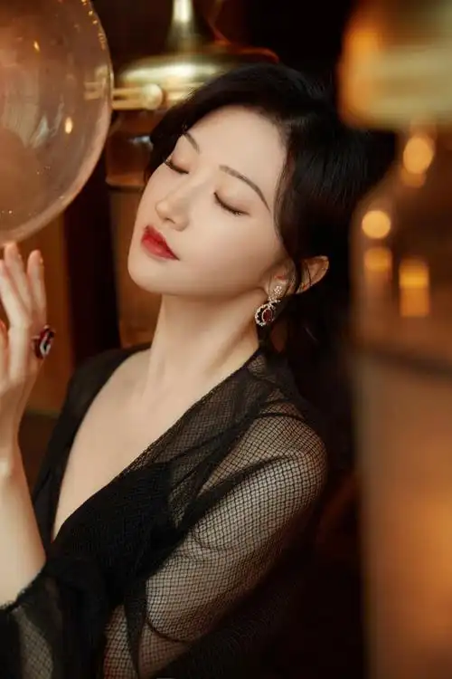 景甜穿深v黑纱百花刺绣礼服02肤白貌美性感迷人