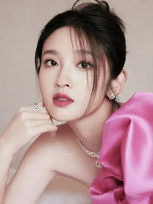 女星唐艺昕写真集:温婉唯美,端庄优雅