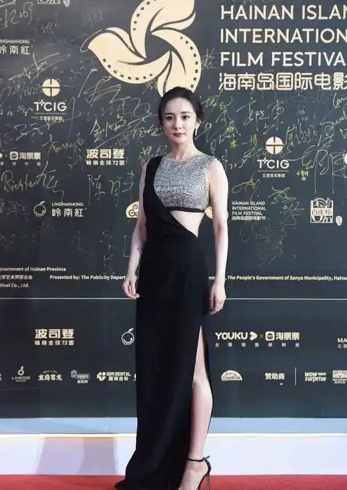 杨幂魅力造型曝光,穿黑色紧身衣大秀身材,筷子腿太美了_显得_礼服_一