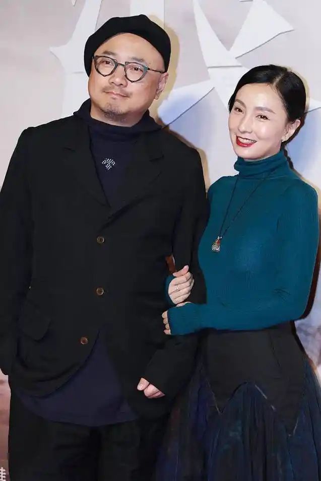 陶虹和老公走红毯48岁容貌身材仍在线徐峥大头戴贝雷帽好可爱