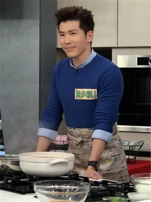 从霸道总裁到暖心奶爸,46岁黄少祺颜值依旧,两个儿子超级帅!