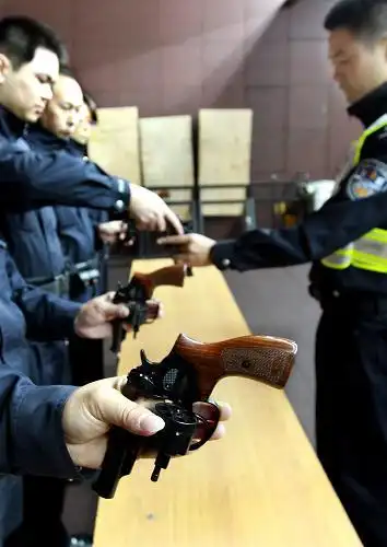 申城千余巡警正式配枪巡逻