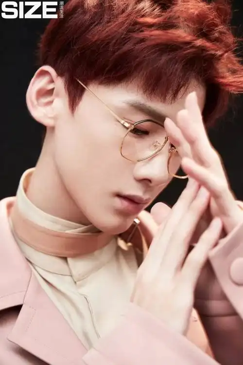 盘点7位「手超好看男明星」,王一博手是初恋,龚俊手霸屏微博