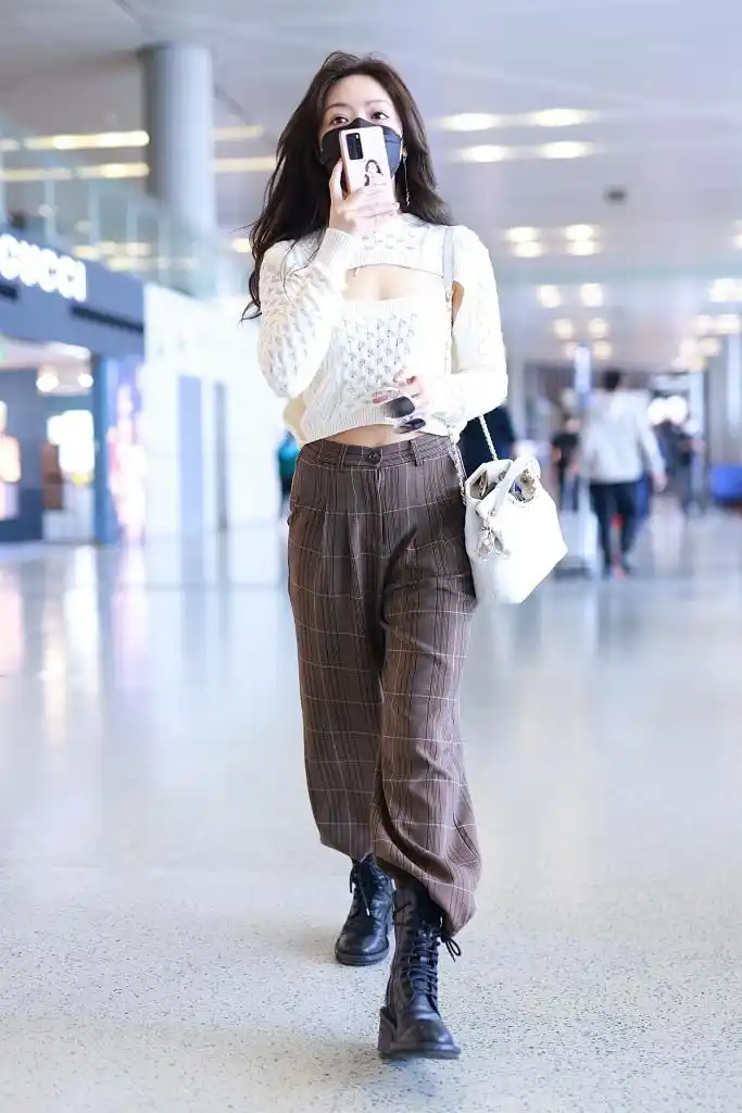 组图:邓家佳长发飘逸走路带风气质清新 穿镂空上衣秀绝美一字肩