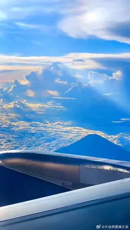 被人艾特看飞机上的云海晚霞真的是一件超级幸福的事