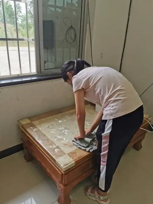 樊可欣在认认真真的擦桌子,简直是一尘不染,擦桌子既然能擦到这种境界