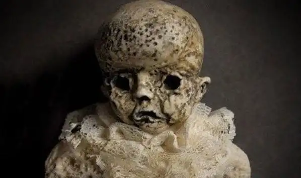 令人毛骨悚然的怪异木乃伊婴儿胆小者勿进半夜来吓人