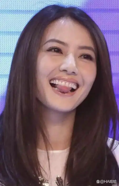 人家都说笑不露齿,可高圆圆不但笑漏了齿,而且连舌头都露出来了