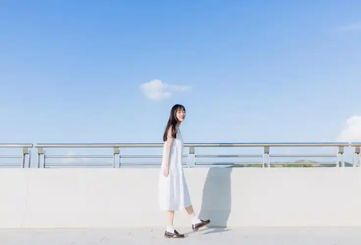 日系美女小清新吊带裙户外写真图片