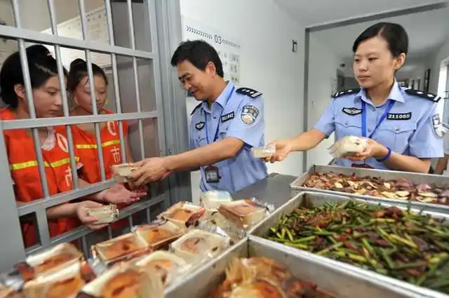 监狱里的伙食好不好一般都吃什么今天可算知道了