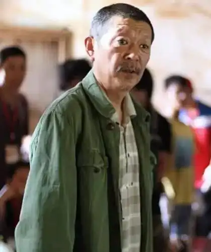 老演员就是罗京民,他在《士兵突击》里扮演的是许三多的父亲许百顺