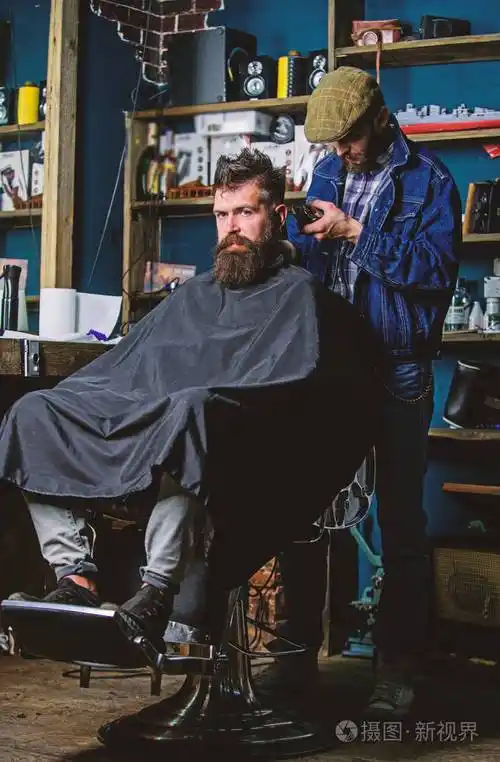 理发师用剪子修剪客户后颈的头发时髦客户理发时尚发型概念理发师和