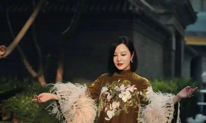 陶红在北京时装周红毯上进入决赛,她优雅的旗袍演绎东方女性魅力_造型